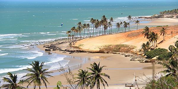 THE COAST The coast of Fortaleza has an extension of 34 kilometers, with a total of 15 main beaches. Its boundaries are the mouth of the Ceará rivers to the north and Pacoti to the south.