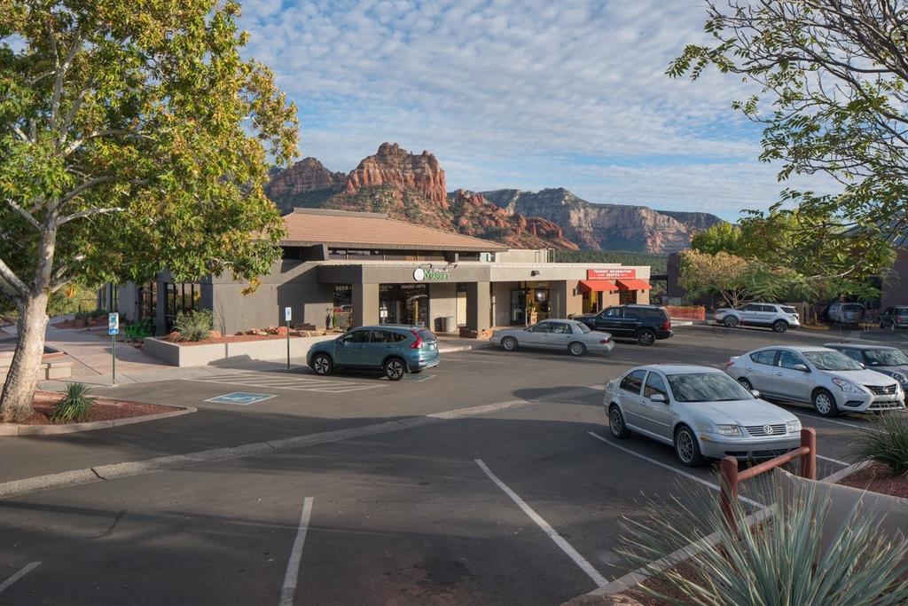 FOREST PLAZA SEDONA Uptown Sedona s premier retail center Shopping, Dining and the newest destination for community gatherings Located in Uptown Sedona s Main Street 3M+ tourist corridor, Forest