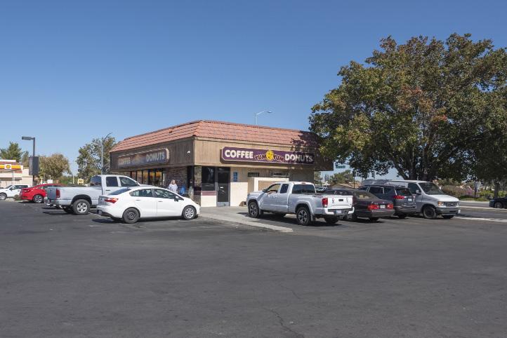 EXECUTIVE SUMMARY A Signalized Corner Multi-tenant Strip Center 40% Leased to National Tenants, including 7-Eleven and Yum