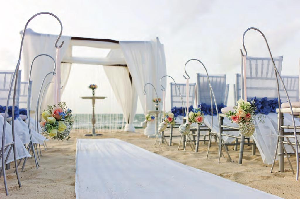 G ourme t Inc lus i v e We ddings Truly the best of both worlds, Azul Villa Carola is uniquely equipped for intimate destination wedding parties due to its size, luxurious and private setting,