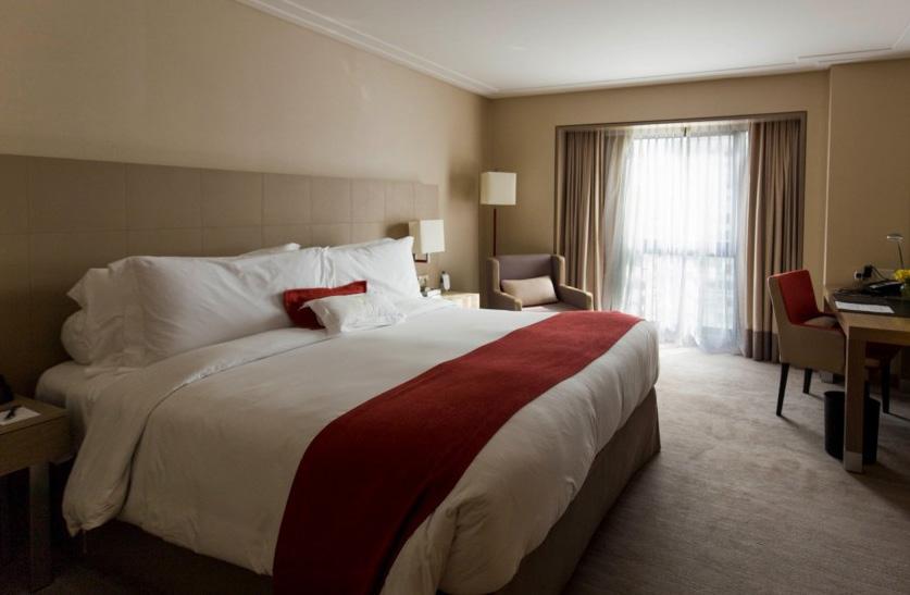 The hotel offers an outdoor pool, a 24-hour fitness and business centre and free WiFi throughout the hotel.