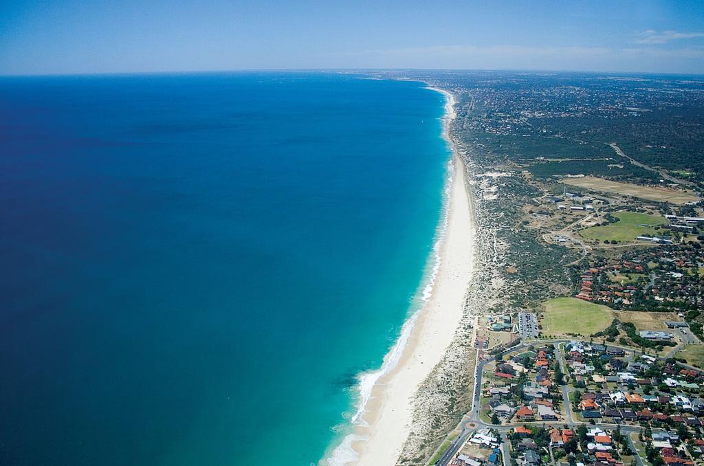 THE EXTRAORDINARY STATE OF WESTERN AUSTRALIA Western Australia Capital city: Perth Population: 2.3 million Area: 2.