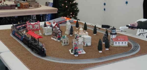 SOUTH COAST TRAIN CLUB CHRISTMAS SHOW snap track and running with DCC control while he worked on various