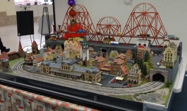Marvin Selzer presented an HO scale layout that packed lots of interesting scenes