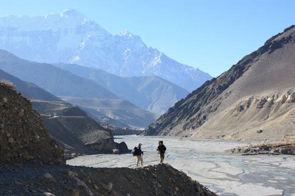 1. Kagbeni to Chele (3050m) 5hrs The high road route is easier on the feet and drier despite low-level bridges on much of the route in the Kali Gandaki riverbed, and the views up and downriver are