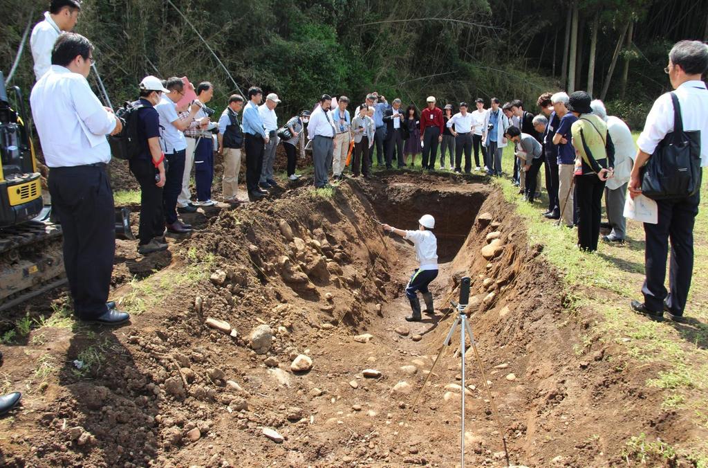 The survey of active faults in Mashiki town on 16 April 2017 On the day after the report meeting, 70 researchers
