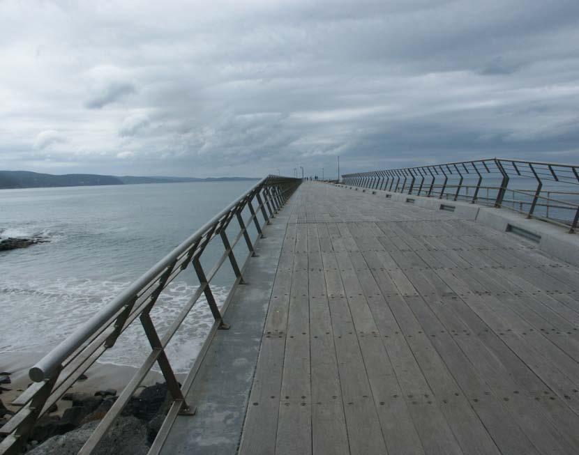 kilometres past the Memorial Arch. The walk on the pier gives excellent views along the coast and back to Lorne and is an excellent spot for a short break. Allow 15 minutes for this stop.