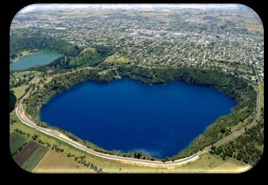 Kingston - Mount Gambier, South Australia (157 Km - 1H 45 M ETA: 13:00) 2 SIGHTSEEING 13:00 14:00 Blue Lake Blue Lake is large lake formed within a dormant volcanic maar (volcanic crater) The Blue