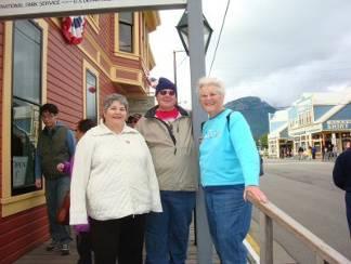 Knapps & McKinneys met up by chance in Skagway, Alaska What are the chances that 2 Meadowlark couples, one on a cruise ship and one in a pickup RV, would be in exactly the same town in Alaska on the
