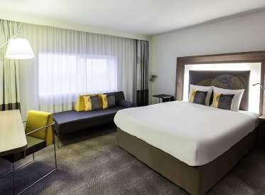 The comfortable rooms offer coffee and tea facilities, a minibar, a flatscreen TV, telephone and modem connection. They also feature a private bathroom equipped with a bath or shower.