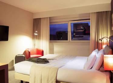 All of the soundproofed rooms at Mercure Hotel Den Haag Central offer cable TV, a refrigerator and a work desk.