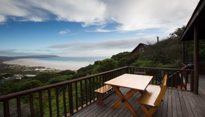 DELUXE EN-SUITE B&B ROOMS There are16 x Deluxe en-suite rooms, some with magnificent sea views, while other s overlook the Milkwood forest.