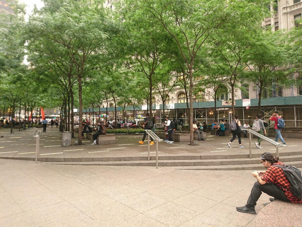Learning Places Fall 2018 SITE REPORT #la Zuccotti Park An example of the typical usage of Zuccotti Park in lower Manhattan.