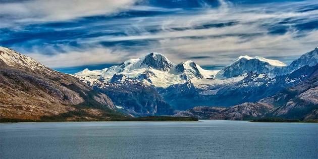 DAY 9 A paradise for nature enthusiasts Location: Chilean fjords The Chilean fjords deep channels, fjords and mountains plunging into the icy water always leave a profound impression on visitors.