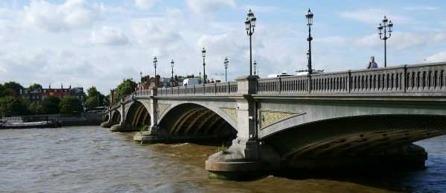 The bridge was replaced by the present 5 span granite bridge in 1882 by Sir Joseph Bazalgette (the same English civil engineer who created the sewer network for central London).