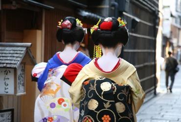 It is filled with shops, restaurants and ochaya (teahouses), where geiko (Kyoto dialect for geisha) and maiko (geiko apprentices) entertain.