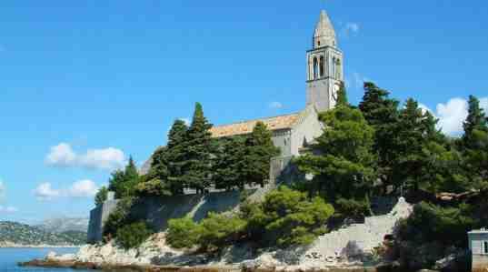 Enjoy the walk along Lopud Bay to the Franciscan monastery and the Gjorgic Mayneri park from the 19th century.
