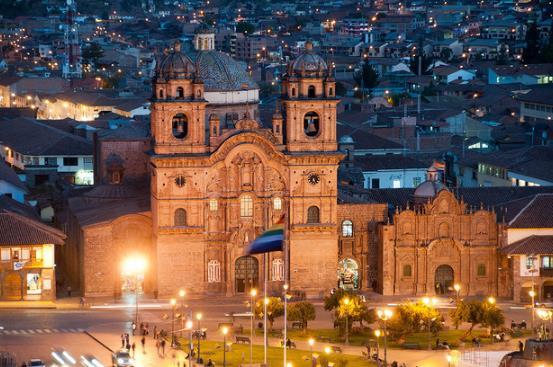 On the afternoon we walk along the ancient and little narrow cobbled streets that connect Cusco to the traditional neighborhood of San Blas, where the most renowned craftsmen put their creations on