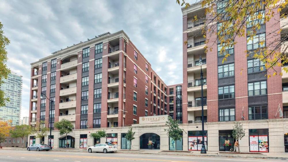 Property Highlights LEASE HIGHLIGHTS 1,058-2352 SF spaces available at Arrive Chicago Exciting new tenants Substantial frontage on Wabash Ave Ground floor of 180 luxury residential units Fantastic