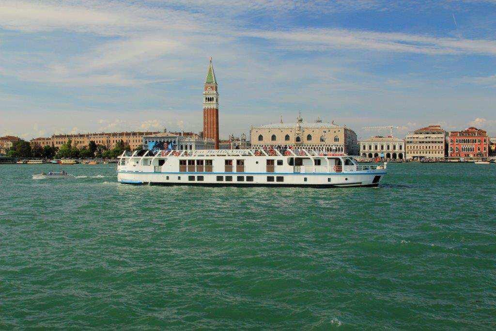 Sunday, Day 2 VERONA and VENICE After breakfast we will enjoy a guided tour of Verona city centre before being transferred to La Bella Vita.