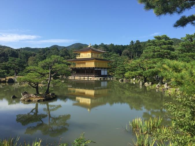 From the shiny bright lights of Tokyo s Akihabara District to the serene temples and gardens in Kyoto, Japan is a country where the past and the