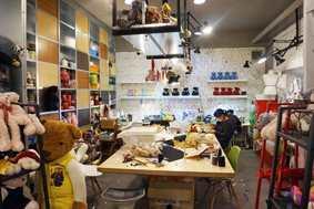 and accessories Experience entire process from cutting to decoration Classes are offered by exclusive teddy bear designers, and 100 or more fabric, button, gems, and other accessories are available