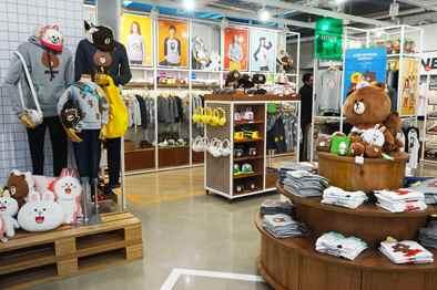 various stationery products, dolls, clothes, fabric, and collaboration products using the characters, Line Friends Villa Photo Zone 3F: Line Friends Cafe and various photo zones.