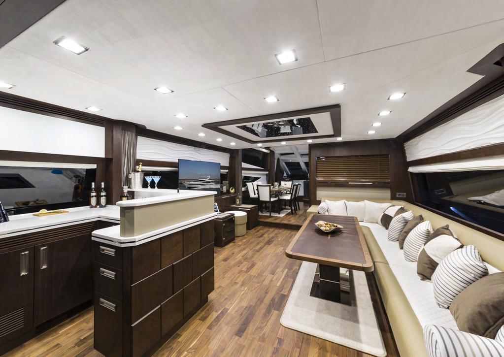 780 CRYSTAL - Walnut The saloon comes in a