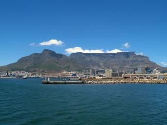 imposing Table Mountain. The city is widely regarded as the Jewel of South Africa and is the country s most popular destination.