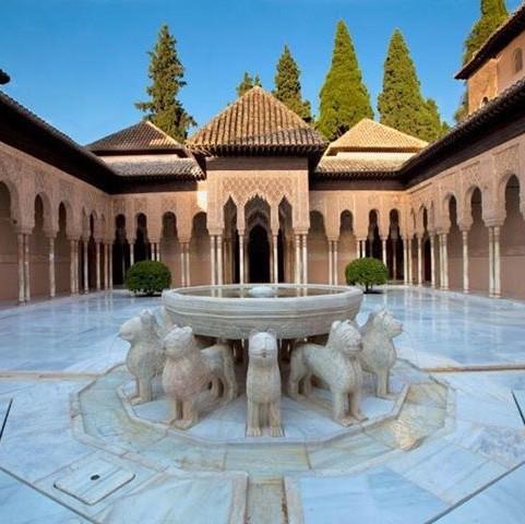 speaking who will show you the incomparable Alhambra Palace and the Generalife gardens in a 3h private tour. You will admire the greatest treasure of Moorish Spain.