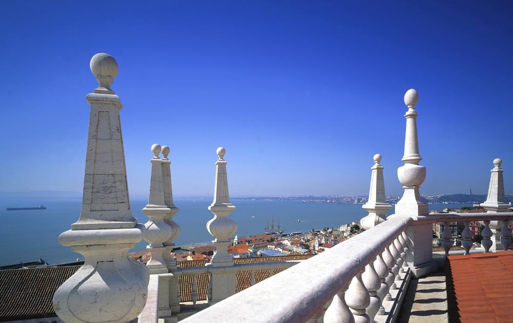 PORTUGAL S TOURISM : AN OVERVIEW 20,6 million guests 57,5 million