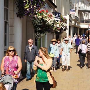 street and boutique stores. Offering plenty to keep you entertained, the area attracts top exhibitions and productions to suit all the family, as well as hosting the annual Warwick Folk Festival.