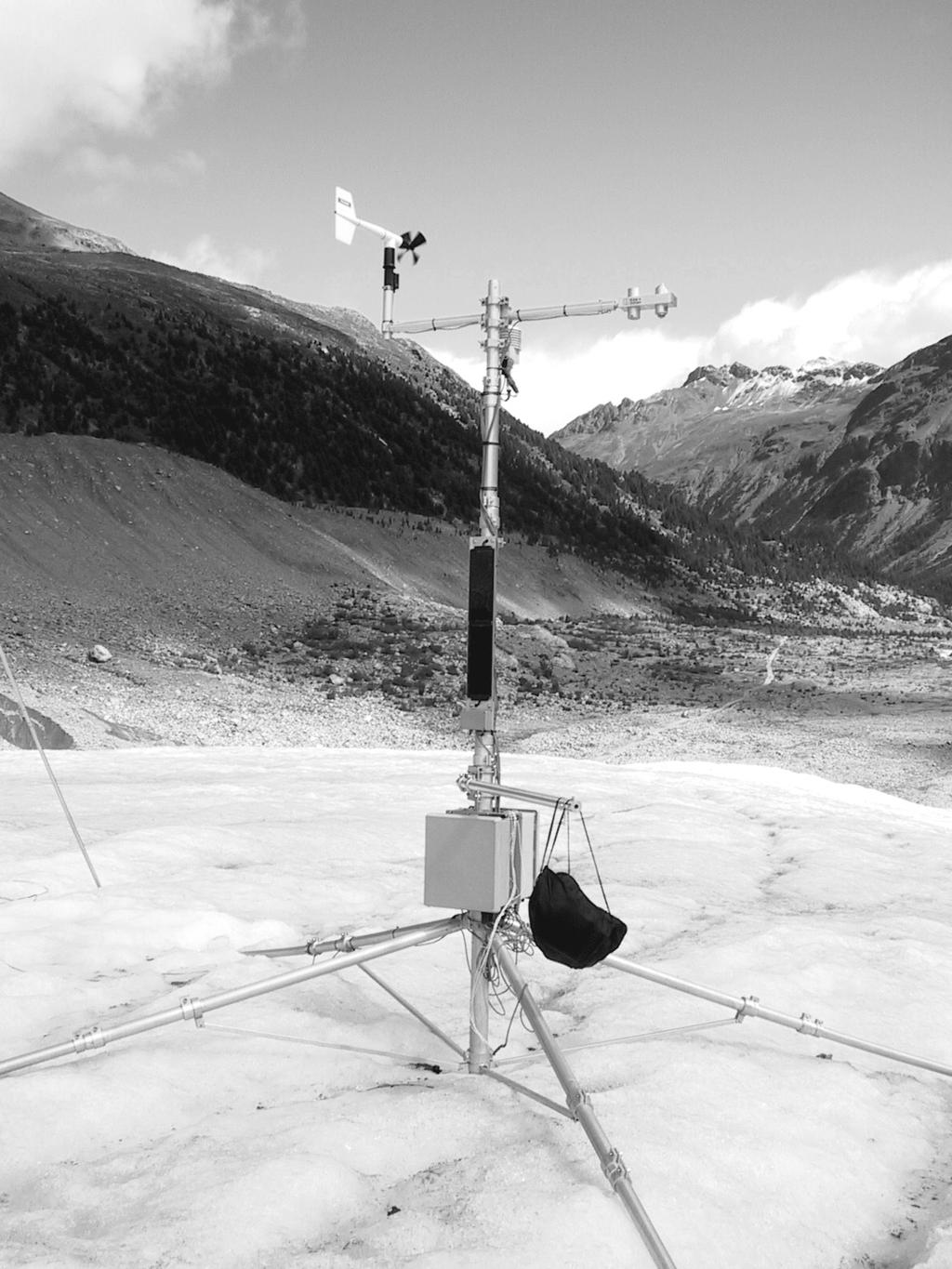 Knap et al., 1999). Chapter 2 uses a series of satellite images of Morteratsch- gletscher to investigate both the spatial and temporal variation of the albedo of Morteratschgletscher.