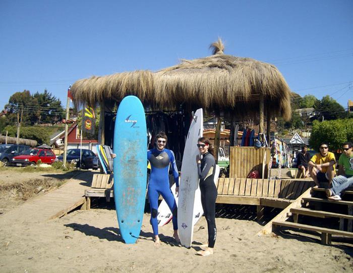 Working Holiday in a Surf School Chile hat thousands of kilometers of costal line and paradise beaches.
