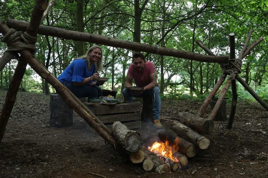 SELF-FEEDING FIRE JAMIE & JIMMY S FRIDAY NIGHT FEAST SERIES 6 Overview An ingenious self-sufficient design not only keeps campers warm and cosy at night, but it s the perfect low maintenance solution