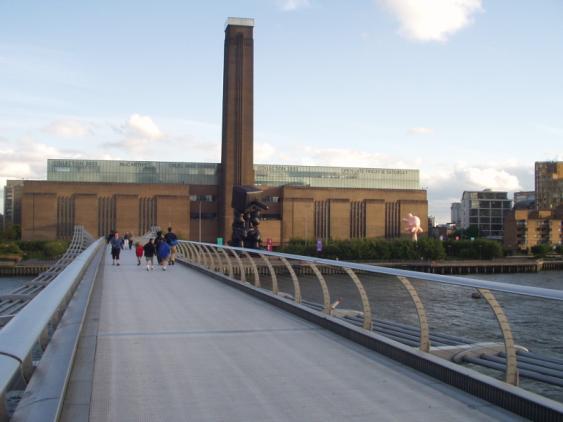 The Tate Modern The Tate Modern is England s national museum of modern art.