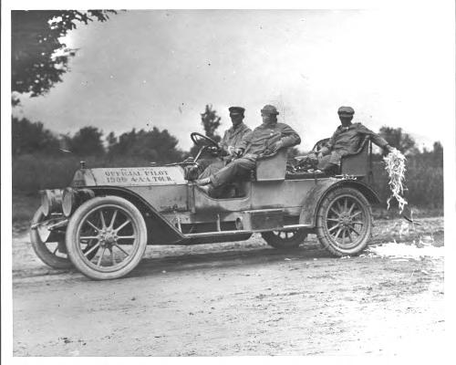 Early Glidden tours used a confe car to provide direc ons. They would throw out shredded paper as a trail for the cars to follow.