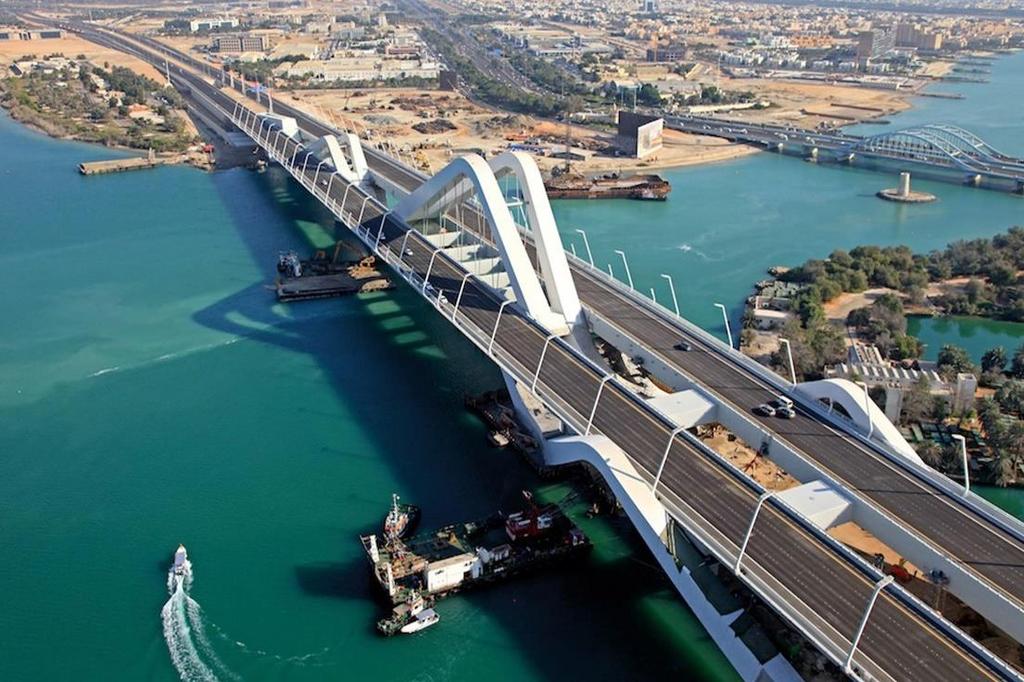 Sheikh Zayed Bridge Abu Dhabi - United Arab Emirates 2010-2011 Build - 53,4 million euro Construction of a 912 m long bridge with 2 x 4 lanes, linking Abu Dhabi with the mainland with a central span