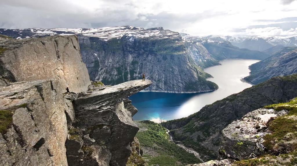 Foto: Terje Nesthus Hardangerfjord & Rosendal From the coast to the inner fjords Experience the magnificent Norwegian coast and scenery of the inner reaches of the Hardangerfjord.