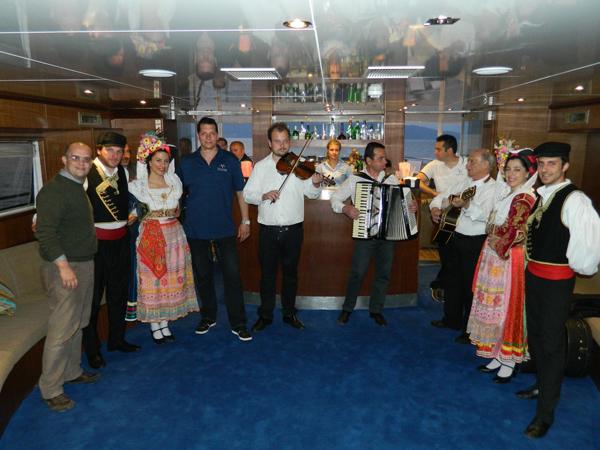 MUSIC HIGHLIGHTS Be entertained by local musicians aboard ship Get up and dance to
