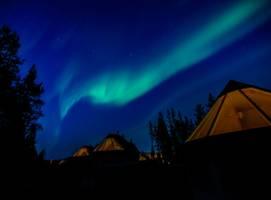 It is a prime location for Aurora activity and the Northern Lights Village offers the ingenious glass-roofed and cosy, Aurora Cabins, which is separated from the town by thick forest.
