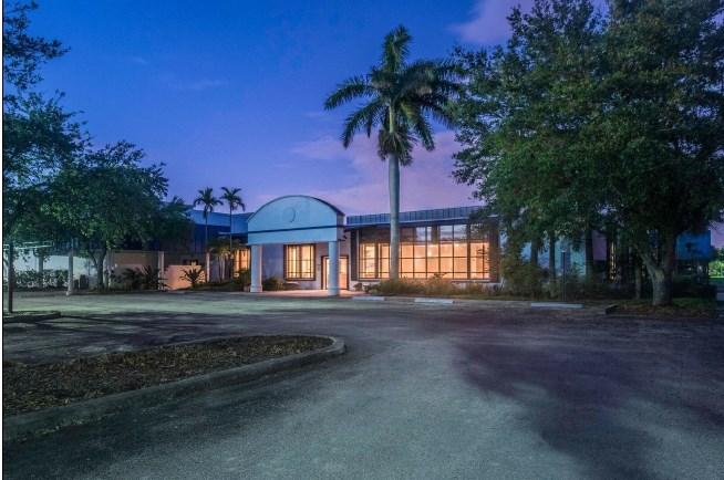 700 Banyan Trl, Boca Raton, FL 33431 177,000 SF on over 11 Acres with I-95 Visibility. Property is currently +/- 50,000 SF of office with +/- 125,000 SF of Warehouse with 20' ceiling height.