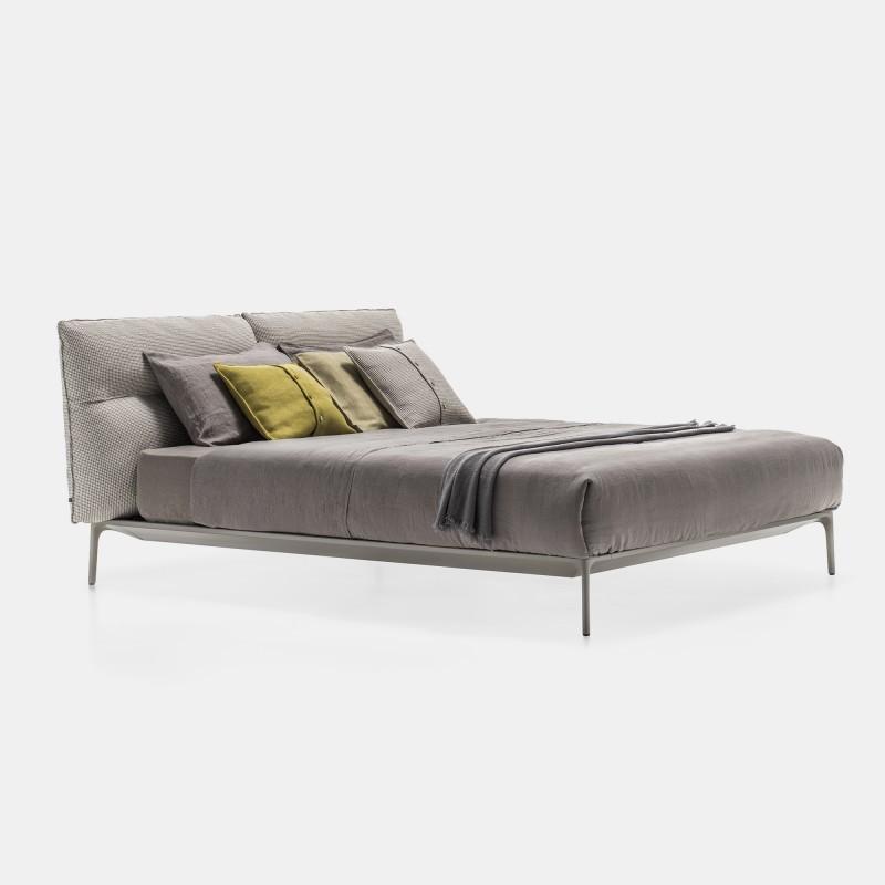 45 cm with use of H20 cm matress STRUCTURE Structure in extruded aluminium, die-cast legs in aluminium. The structure is painted matt in the colours white, stone grey and anthracite grey.