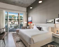 Resort guestrooms & suites PREMIUM MOUNTAIN 436 SQ. FT. + 90 SQ. FT. PATIO KING Enjoy head-on views of Camelback Mountain.