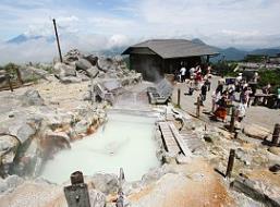 Today, much of the area is an active volcanic zone where sulfurous fumes, hot springs and hot rivers can be experienced.