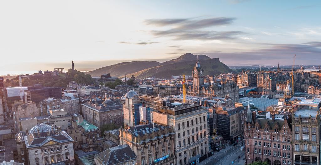 Introduction Welcome to our latest edition of Essential Trends reporting on Edinburgh s footfall during February and March and the retail and hospitality figures for February.