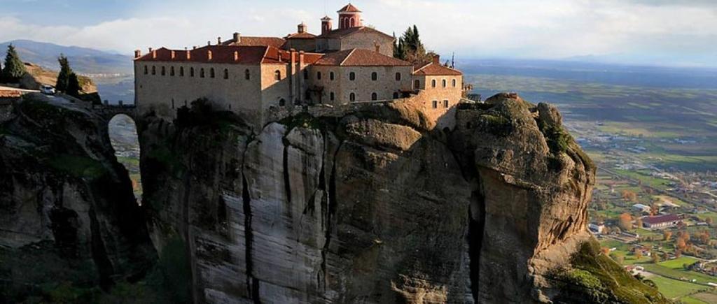 The Secret Heart of Greece Fully Escorted 10 night tour Monday 6 th Thursday 16 th August 2018 FULLY BOOKED Monday 27 th August Thursday 6 th September Group size limited to 10 Meteora A sacred