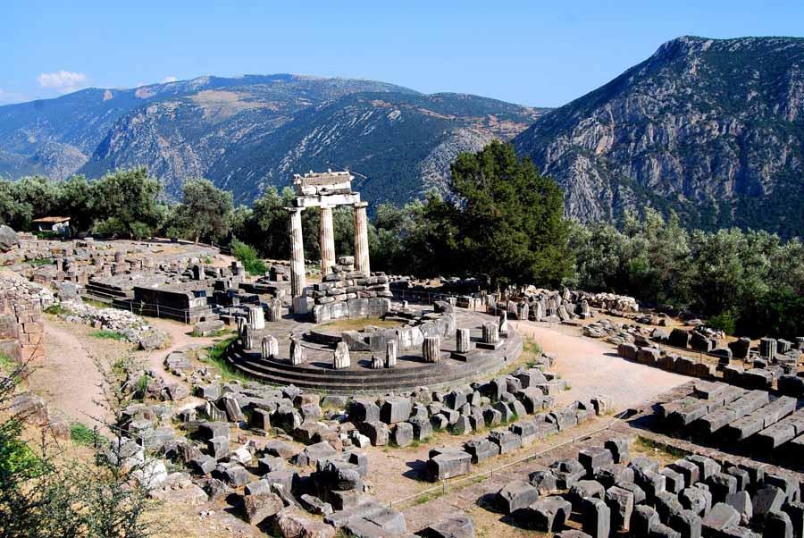Delphi We leave Meteora behind this morning and start heading south again, this time, crossing the mountains of central Greece towards mount Parnassos, and the village of Delphi, which used to be the