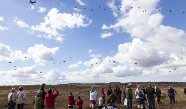 At Ginkel Heath approx. 350 parachutists from all NATO countries will jump from Hercules and Dakota airplanes. After the first Mass Drop at approx. 10.00 hrs the official commemoration starts.