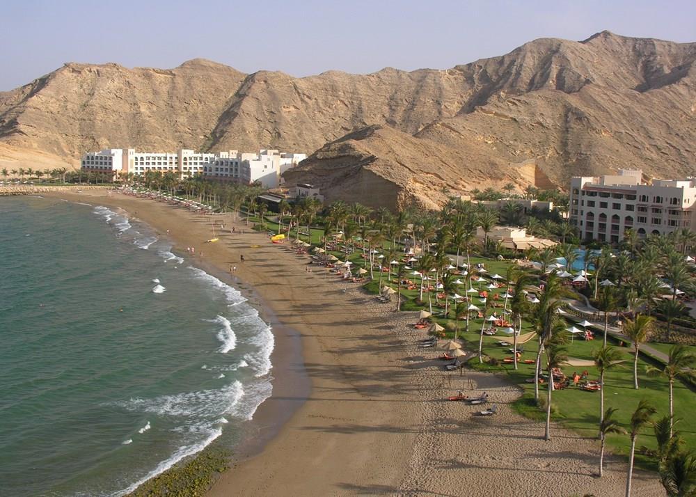 Accommodation SHANGRI-LA AL BANDAR, MUSCAT First Class With a beautiful setting overlooking the Sea of Oman, the Shangri-La Barr Al Jissah resort encompasses two hotels, Al Bandar and Al Waha with a